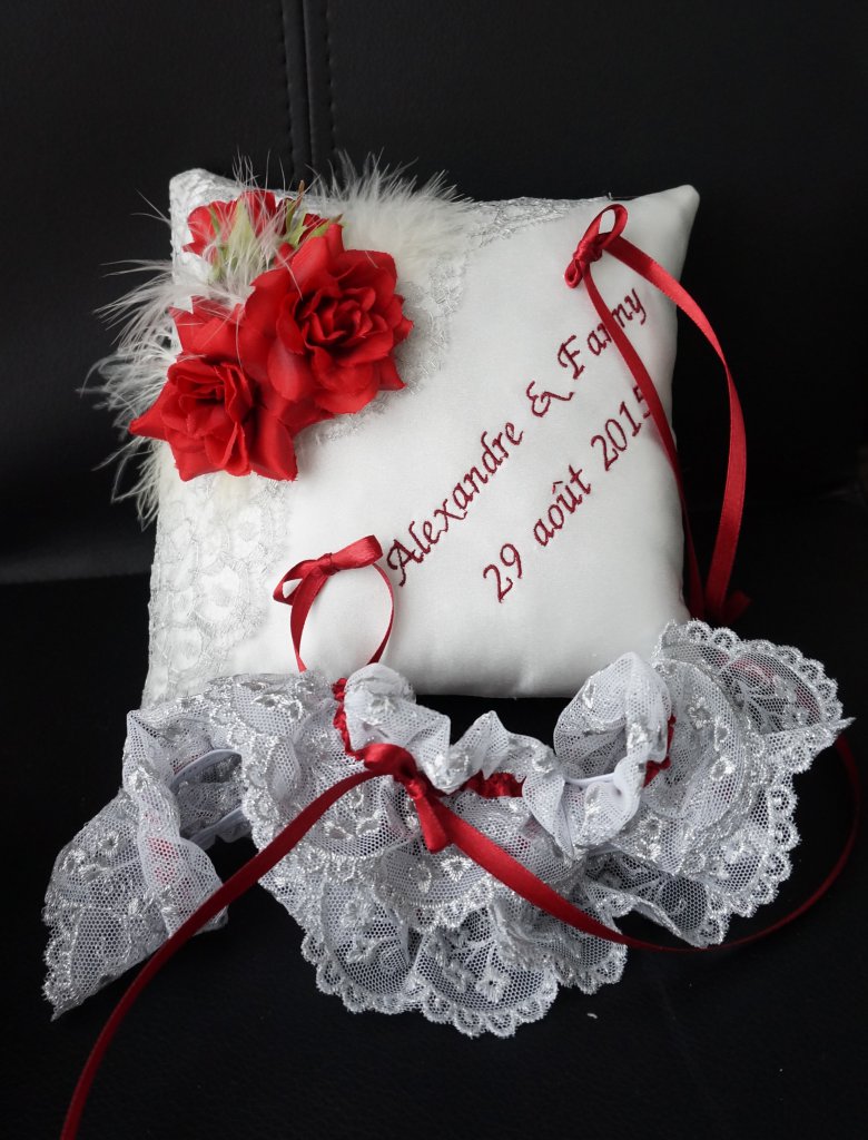 Ref :2 dentelle
Coussin d'alliance dentelle argent et rouge
Mariage theme argent et rouge bordeau
Base blanche
38€