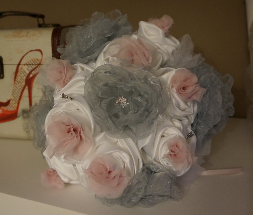 Bouquet de mariée blanc gris et rose , satin ,tulle ,organza et mousseline de soie.
27cm de diametre
Thème Paris
120€
