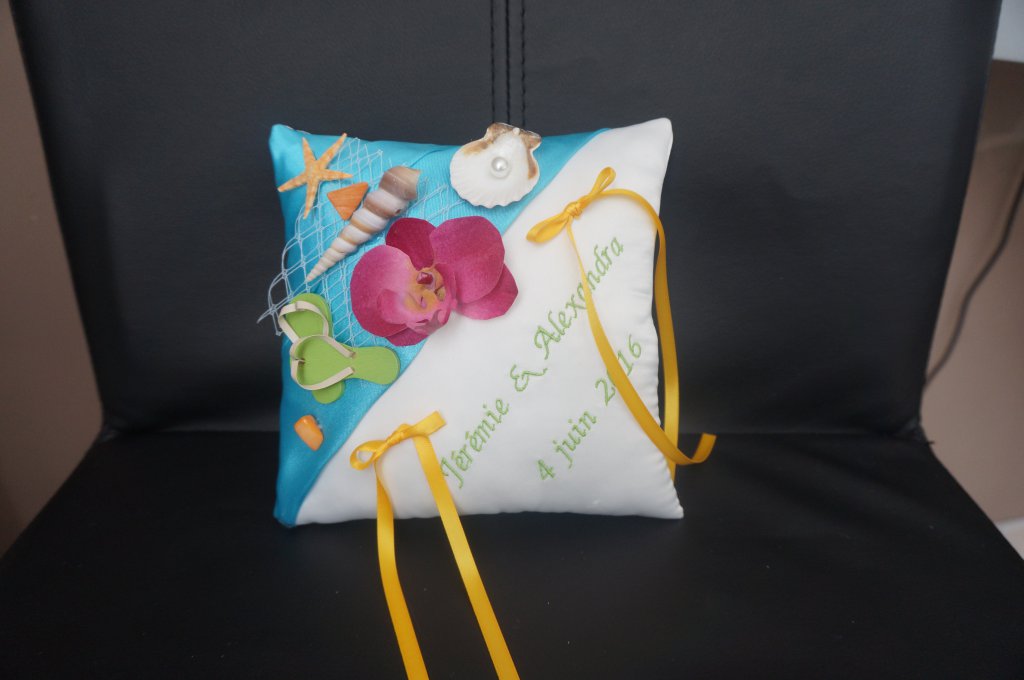 Ref 8C
Coussin d'alliance theme la mer
Coussin d'alliance blanc et bleu turquoise, anis
Coquillages , tongs et orchidée
Coussin 18x18cm
Broderie
38€