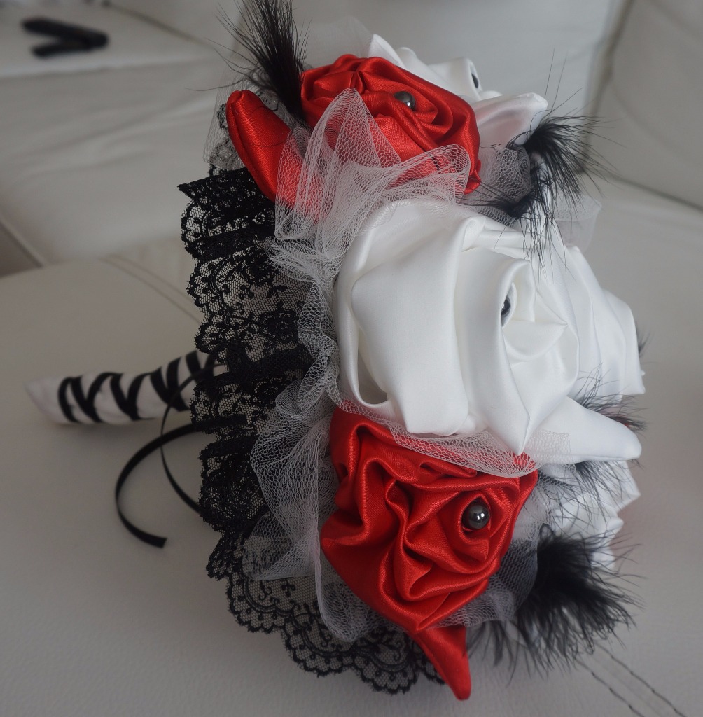 Ref BP 5
Bouquet de mariée thème cabaret
Bouquet en plumes
Bouquet en tissu satin duchesse ivoire et satin rouge
Dentelle noir et plumes
24cm de diamètre
110 €