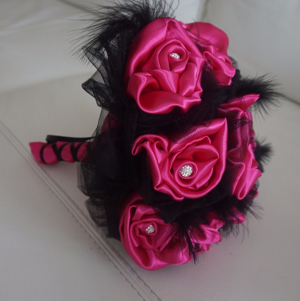 Ref: Bp 3
Bouquet de mariée en tissu satin fuchsia et noir
Bouquet en plumes
Tulle et plumes noir , strass blanc
85 €
