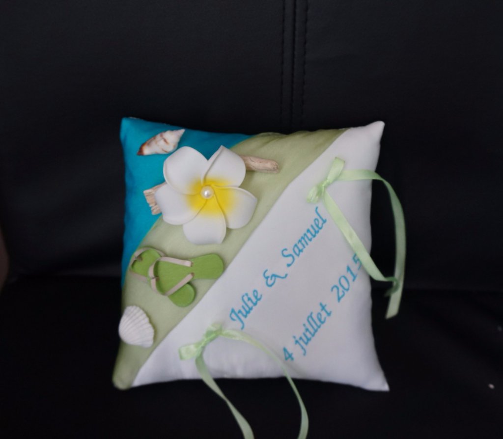 Ref 8 O
Porte alliance theme les iles,
coussin d'alliance bleu et vert anis
18x18cm
Organza anis et turquoise, fleur de monoÏ , bois flotté et coquillage, tongs
Broderie
38€