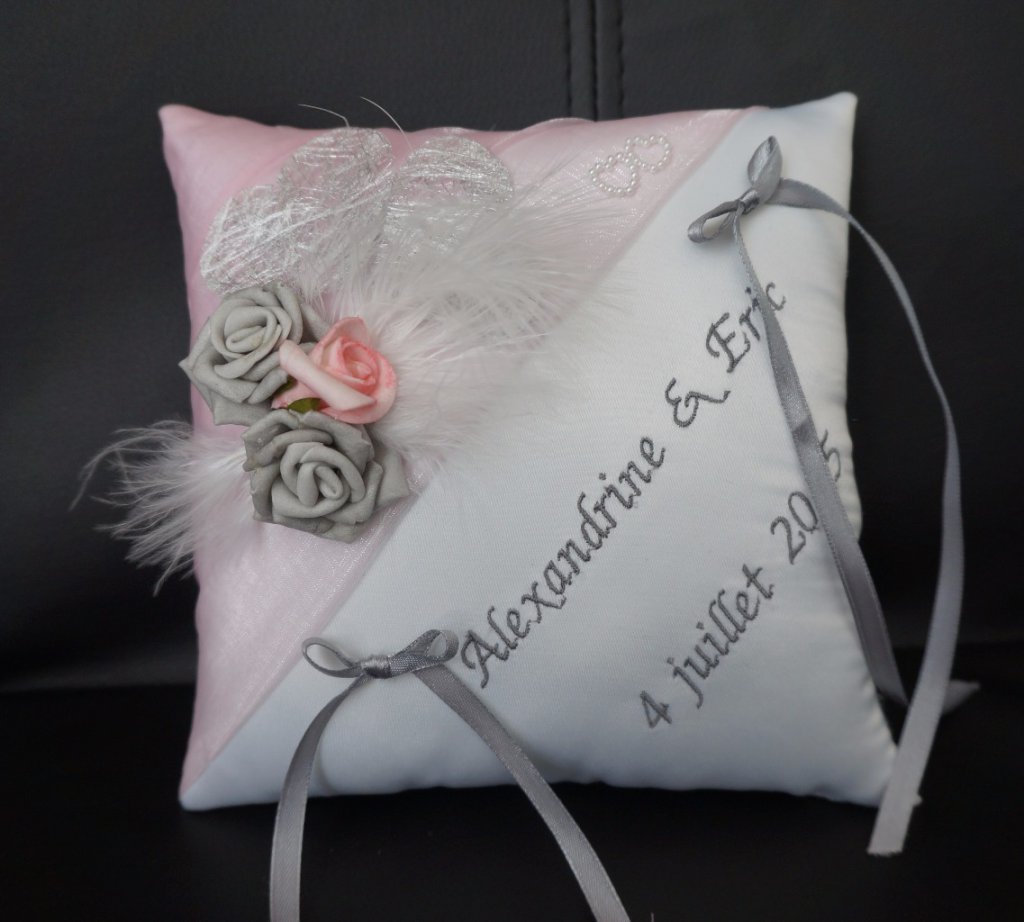 Ref 8Q
Coussin d'alliance romantique
coussin d'alliance rose et gris
18x18cm base ivoire, organza rose, coeur et fleurs grises.
Broderie
38€