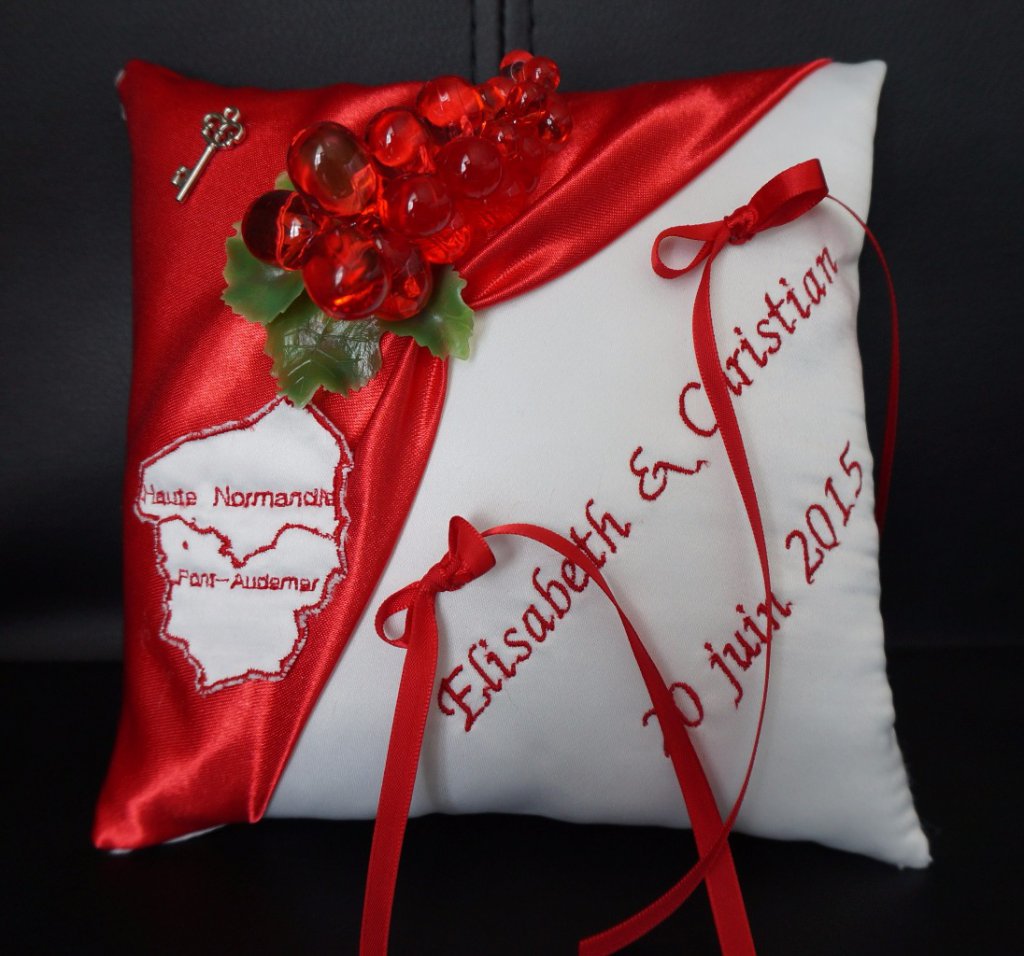 Ref 8.1
Coussin d'alliance theme viticole, vigne raisin
coussin d'alliance rouge Base ivoire
Raisin rouge et clé
Carte brodé de la haute normandie
Broderie prenoms/date
40€