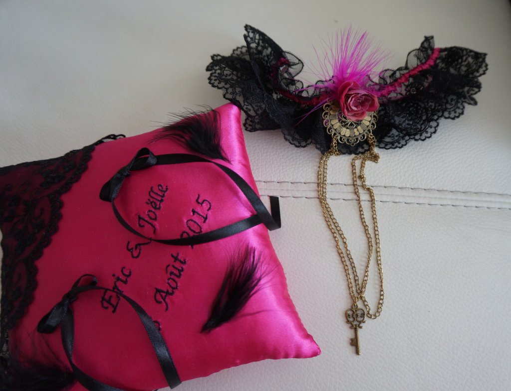 Ref 3.7
Coussin d'alliance mariage thème gotique
porte alliance Fuchsia et noir
Coussin 18x18cm
Broderie