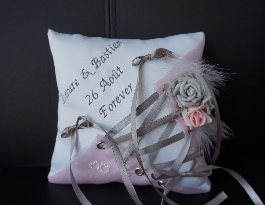 Ref 1H
Coussin d'alliance Forme corset en organza
Coussin d'alliance rose et gris
coussin 18x18cm
38 €