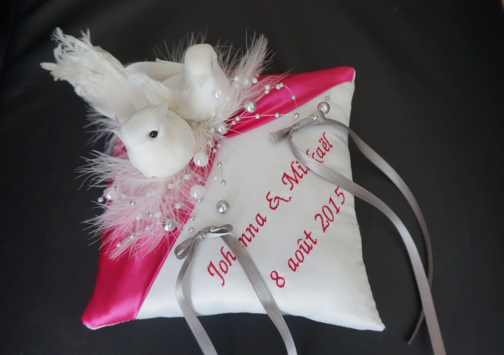 Ref 1.4
Coussin d'alliance thème colombes
coussin d'alliance fuchsia et blanc argent
coussin 18x18cm
42€