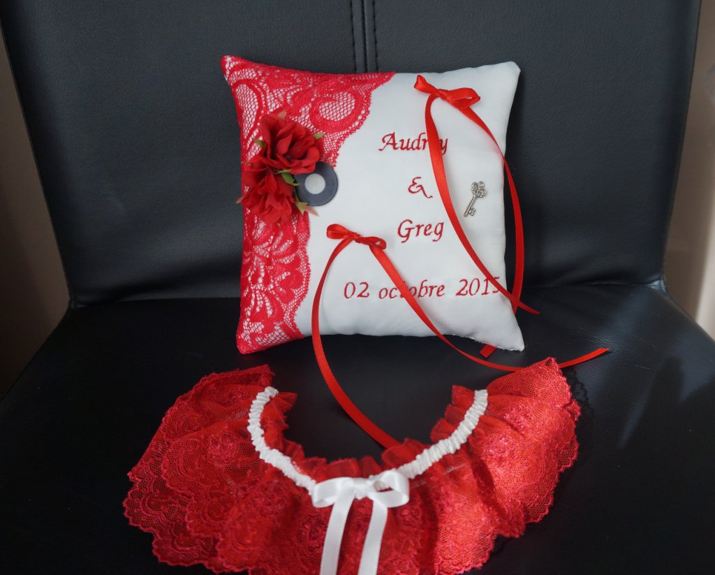 Ref 1 F
Coussin d'alliance theme rock et chic
Coussin d'alliance dentelle rouge
Roses rouge et disque vinyle ,
Coussin 18x18cm
38€