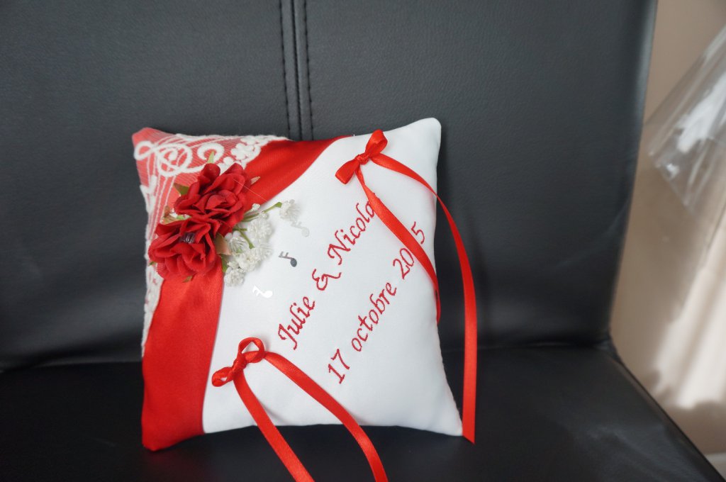 Ref 1i
Coussin d'alliance thème musique
Porte alliance blanc et rouge , dentelle fleurs et note de musique
coussin 18x18cm
38€