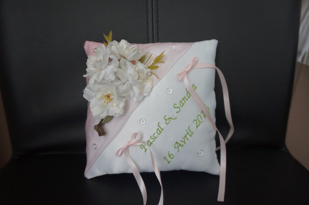 Ref 9.K
Coussin d'alliance fleur de cerisier
Porte alliance rose et anis
coussin 18x18cm avec broderie
38€