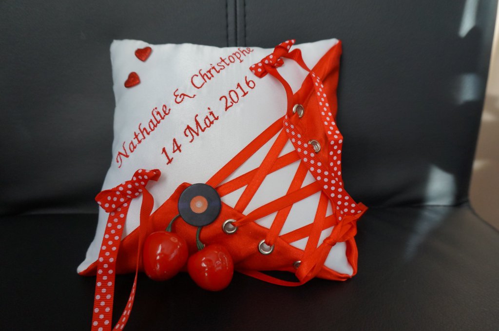 Ref 9T
Coussin d'alliance thème rockabilly
Mariage thème année 1950 1960
Porte alliance rouge et blanc forme corset
Décor cerises et vinyle
38€