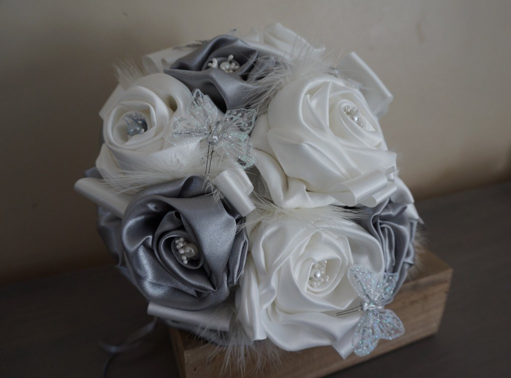 BP 30
Bouquet de mariée en tissu gris et ivoire
Bouquet de mariée papillons argentés et plumes
Collerette et poignée lacée
25cm de diamètre
130€