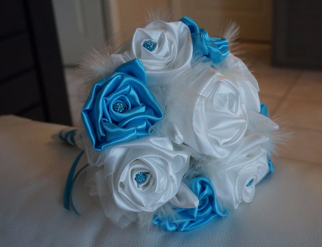 ref: Bp 24
Bouquet de mariée turquoise et ivoire, strass et plumes
Satin duchesse et satin turquoise, tulle
Poignée en satin 24cm
Bouquet en plumes
85€