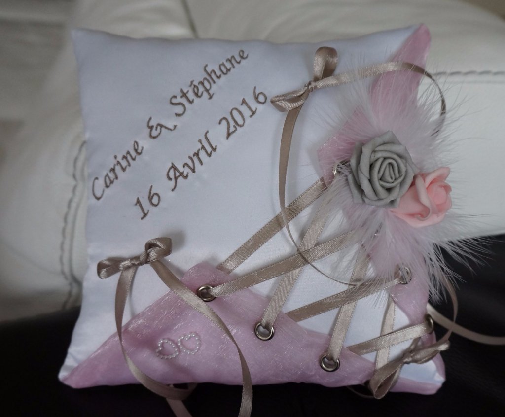 Ref 10 A
Coussin d'alliance romantique et féminin
Porte alliance forme corset thème rose et taupe
Coussin 18x18cm broderie
38€