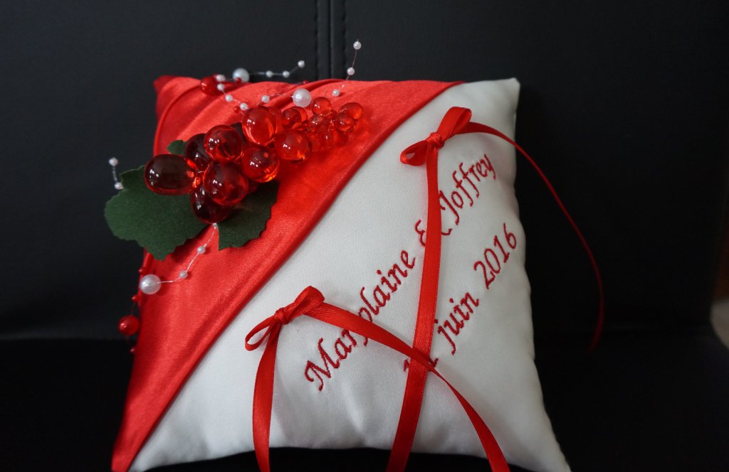 Ref 10 J
Coussin d'alliance theme la vigne, raisin,
Porte alliance rouge et blanc 18x18cm
Broderie
38€