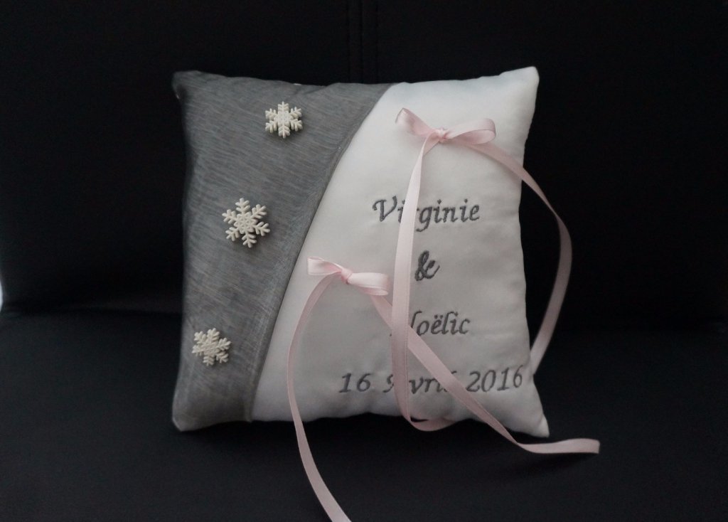 Ref 10Q
Coussin d'alliance thème hiver flocon de neige
Base blanche et drapé organza gris
Flocon de neige
Broderie
38€