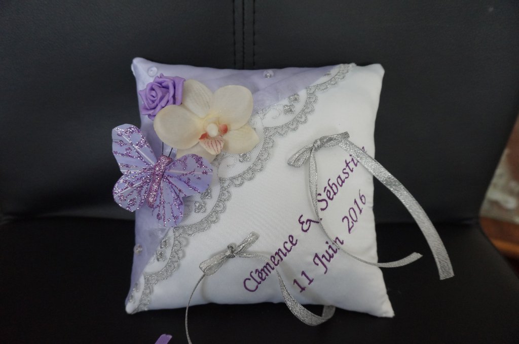 Ref 10U
Coussin d'alliance parme et argent
Base blanche 18x18cm
Dentelle argent, papillon et orchidée
Broderie
38€