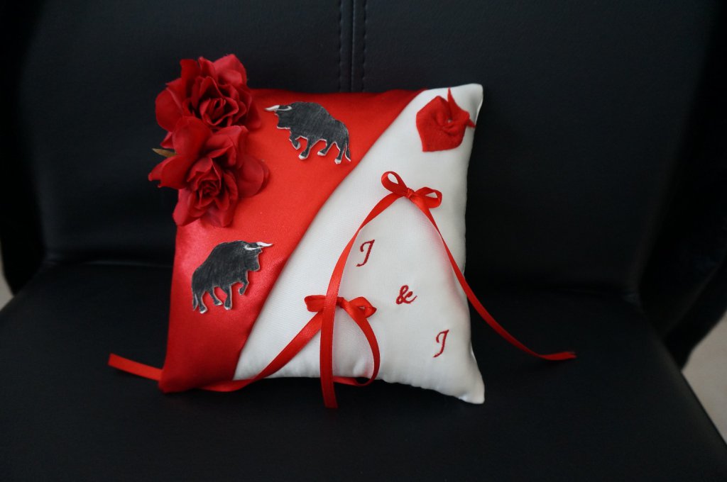 Ref 10Z
Coussin d'alliance thème Féria taureau
Porte alliance rouge et ivoire
broderie , coussin 18x18cm
38€