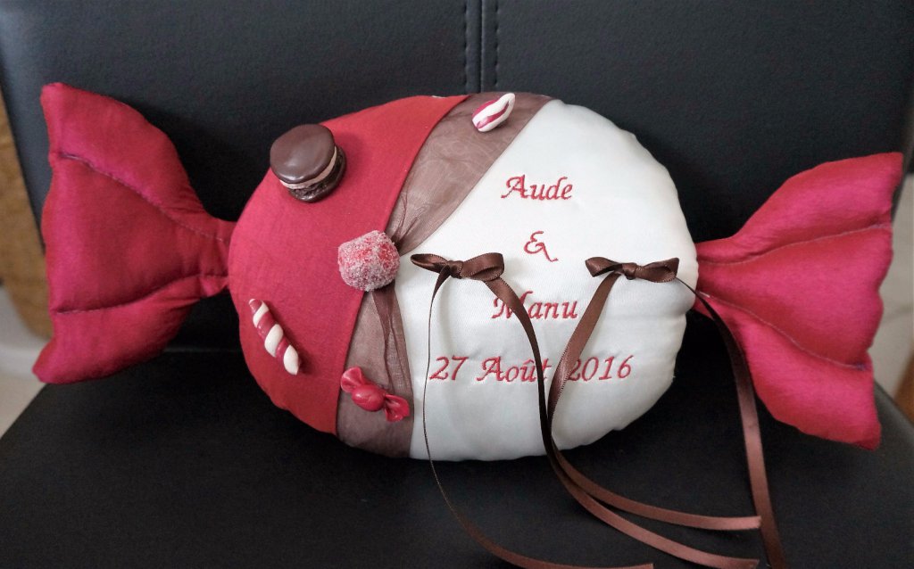 ref 104
Coussin d’alliance forme bonbon
Porte alliance gourmandise couleur fraise et chocolat
broderie + decor
45€