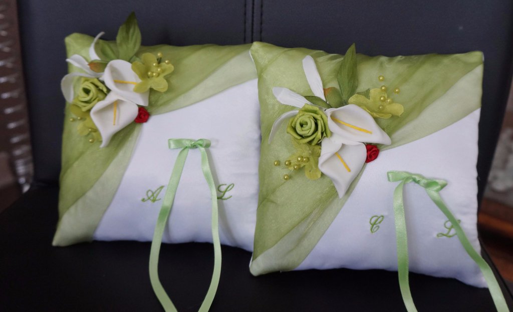Ref 10V
Duo de coussin d'alliance vert anis
Touche de rouge, base blanche
Broderie initiales
duo 18x18cm 64€