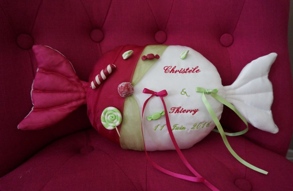 Ref 106
Coussin d'alliance forme bonbon
Mariage thème gourmandise fuchsia et vert anis
Broderie +decor
45€