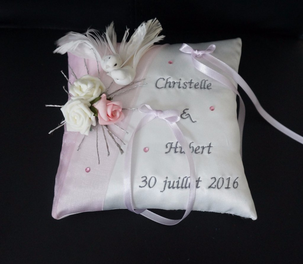 Ref 107
Coussin d'alliance rose pale et gris
Petit oiseaux et roses, strass
Coussin 18x18cm
Broderie
40€