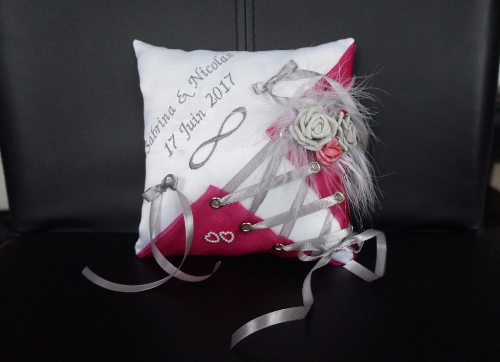 Ref 1X
Coussin d'alliance forme corset en organza
Coussin porte alliance fuchsia et gris symbole amour infini
Broderie
38€
