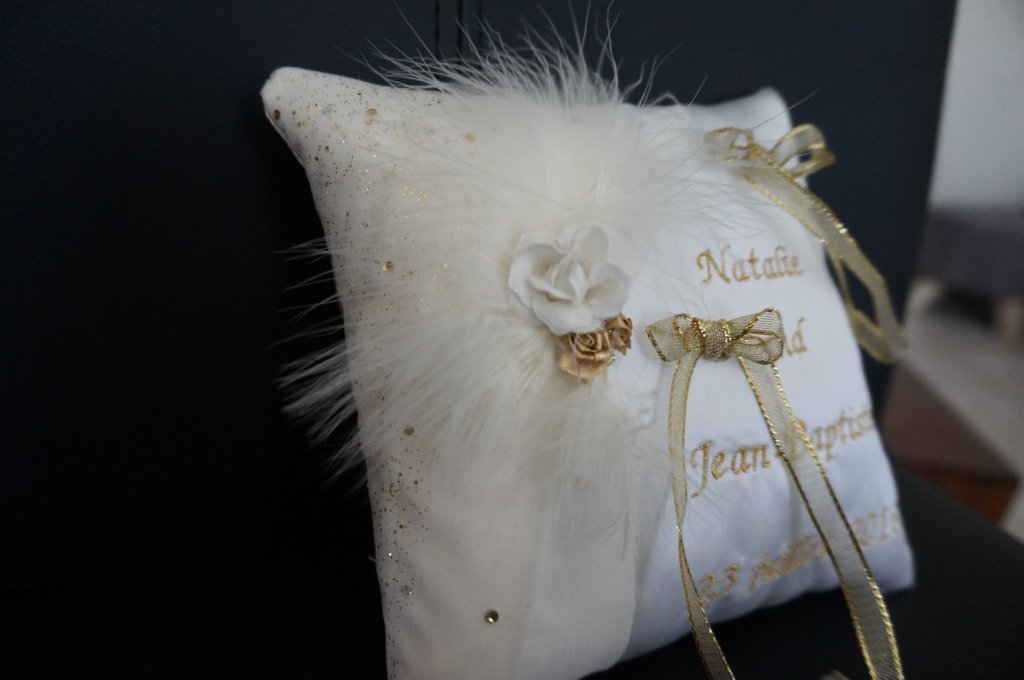 Ref 1.5
Coussin d'alliance ivoire et or
voile pailleté or et mousseline ivoire
Strass, plume et fleur
Coussin 18x18cm broderie droite
38 €