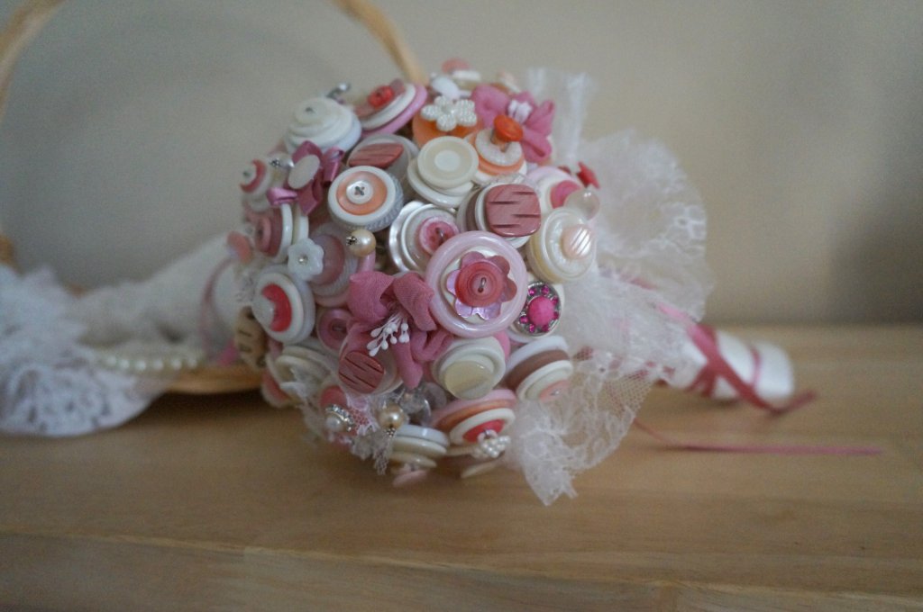 Bouquet de boutons rose et ivoire
Bouquet de mariée en boutons mariage thème bohème chic et champêtre ,
Bouquet de boutons et bijoux dentelle 18cm de diamètre
Tarif selon dimension et theme