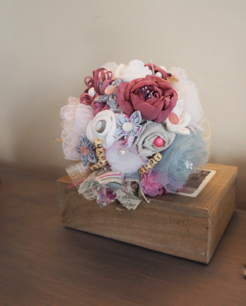 Nouveauté bouquet de mariée rétro rose et gris
Un bouquet avec des matières différentes pouvant s'accorder a votre theme de mariage . Bouquet de mariée en lin ainsi que de l'organza et de la dentelle. Des fleurs confectionner a la main. 19cm de diametre
