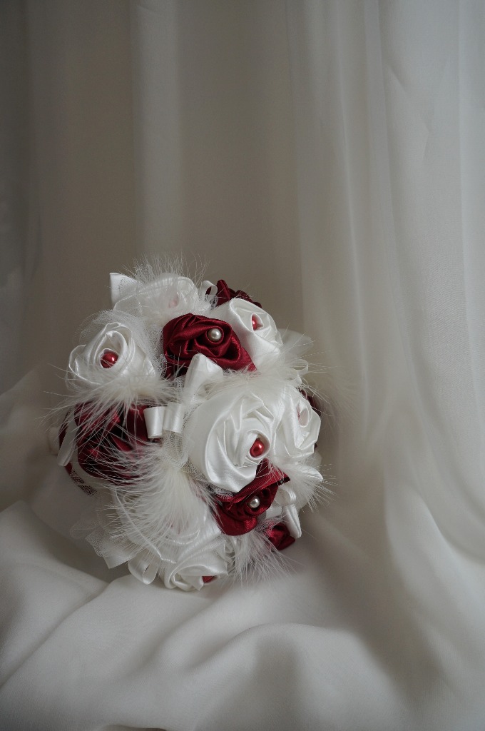 BP15
Bouquet de mariée ivoire et bordeaux en satin
Perles et plumes, tulle, 15 roses au total
24cm de diamètre
90€