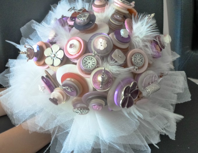 Idem Réf : BO-1
Bouquet de boutons
thème Alice au pays des merveilles, dans les coloris rose,mauve et ivoire.
Avec tulle 25cm environ
Tarif selon dimension et theme
60 jours de délai