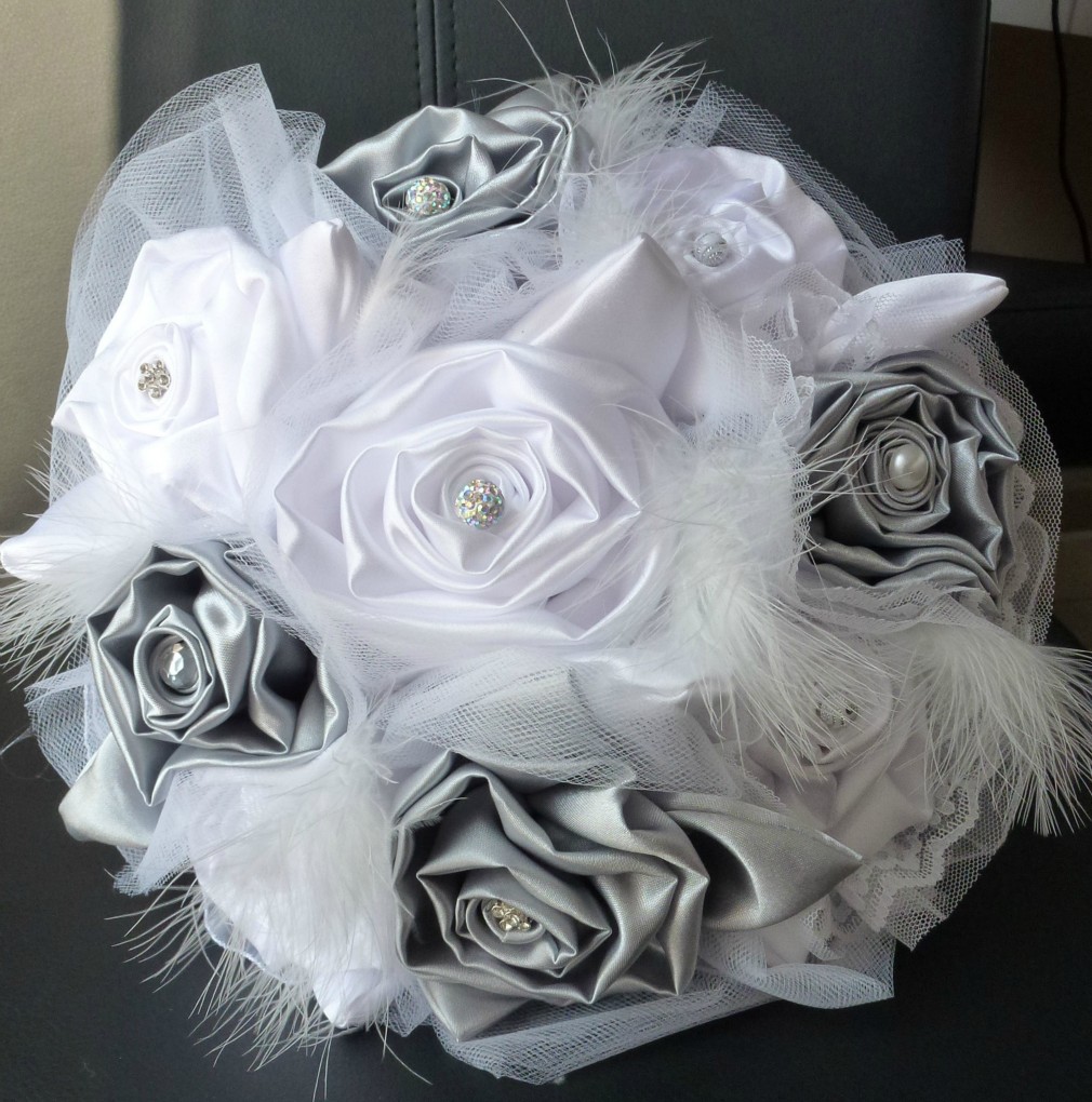 Ref:BP11
Bouquet de mariée en satin duchesse blanc et satin argent.
Tulle et voile blanc,plumes et perles en strass
24cm de diametre
Bouquet en plumes
85€