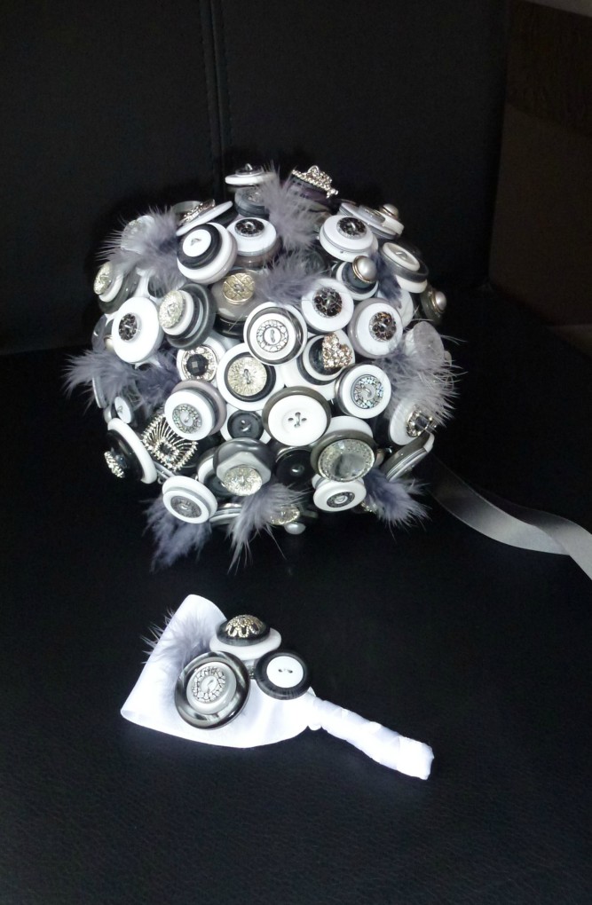 Bouquet de boutons et bijou mariage gris anthracite et blanc
Tarif selon dimension et theme
18cm de diamètre
Boutonnière homme en boutons
60 jours de délai.