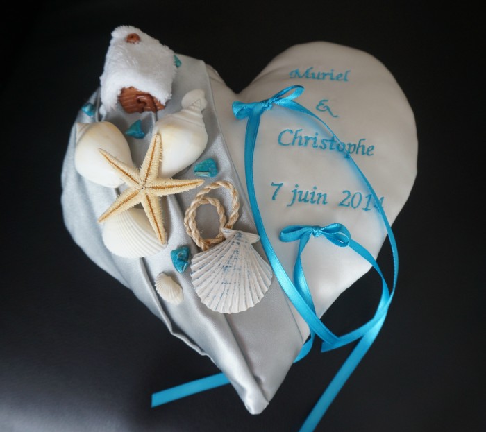 Ref: CT
Coussin d'alliance coeur ivoire, argent et turquoise
25x25cm
Thème du mariage montagne et mer
Petit chalet enneigé et coquillages
Broderie
42€