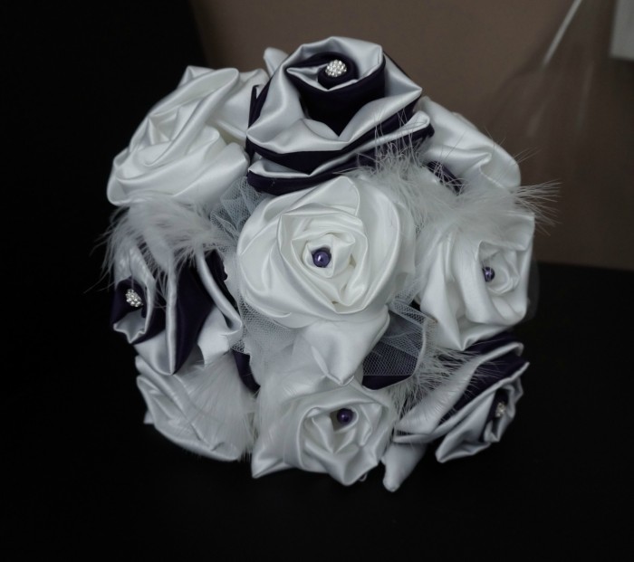 Ref BP 17
Bouquet de mariée bicolore satin duchesse blanc et violet , (tissu violet envoyé par la mariée)
plumes et perles
Tulle
85€ et 8.50 € de fdp
24cm de diametre