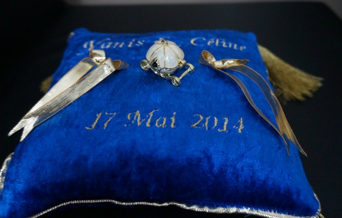 Ref 6o
Coussin d'alliance velours bleu roi, type Disney
Thème cendrillon
20x20cm
Pompon or et galon, carrosse et broderie
45€
