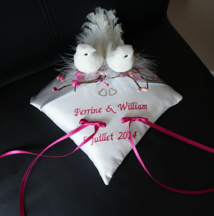 Ref:6S
Coussin d'alliance theme colombe
Porte alliance gris et fuchsia
coussin 18x18cm, colombes sur branchage
broderie 42€
