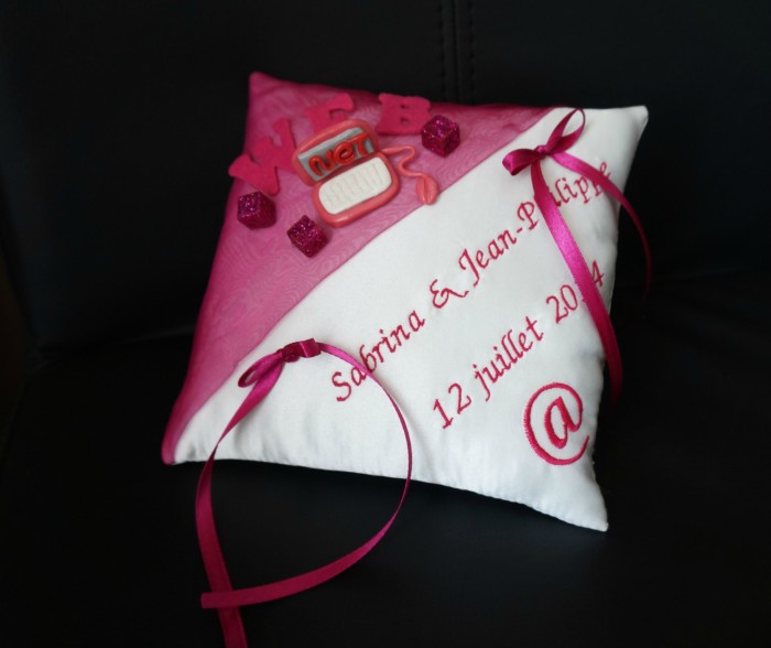 Ref 6U
Coussin d'alliance mariage theme internet, porte alliance ordinateur
coussin d'alliance Blanc et fuchsia,
Coussin 18x18cm, broderie
40€