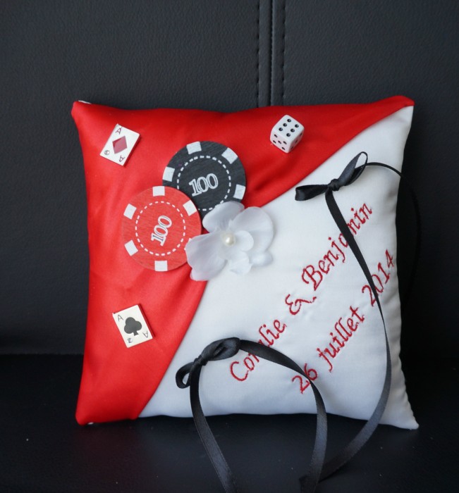 Ref 6-3
Coussin d'alliance mariage theme Casino jeux poker
Coussin blanc et rouge
18x18cm
Broderie 42€