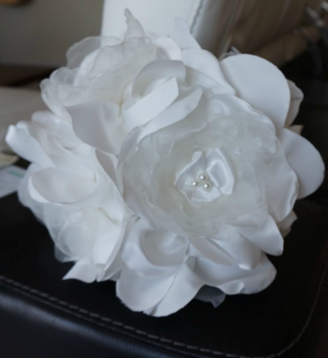 Ref BD 1
Bouquet de mariée grosses fleur en tissu
Satin ivoire et organza
Composé de 5 grosses fleurs et perles
22cm de diametre
80€