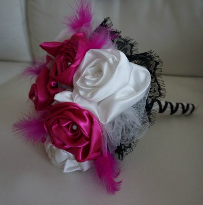 Ref Bp 19
Bouquet de mariée satin fuchsia et blanc
Bouquet en plumes
Dentelle noir perles
Poignée lacé
22cm environ
110€