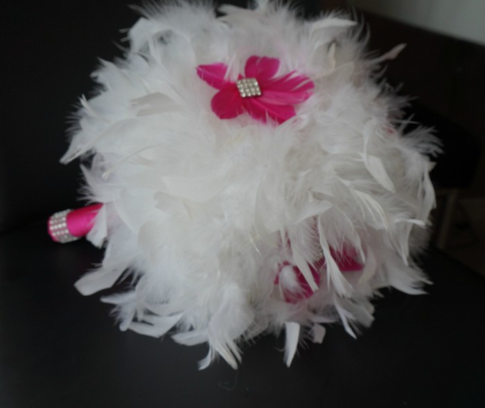 Ref Bp 2
Bouquet boule de plumes blanches et fuchsia
Strass, poignée satin fuchsia
Bouquet en plumes
24cm
75€