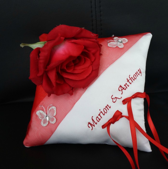 Ref 7F
Coussin d'alliance theme rose rouge et papillons
coussin d'alliance rouge et blanc
coussin 18x18cm
38€