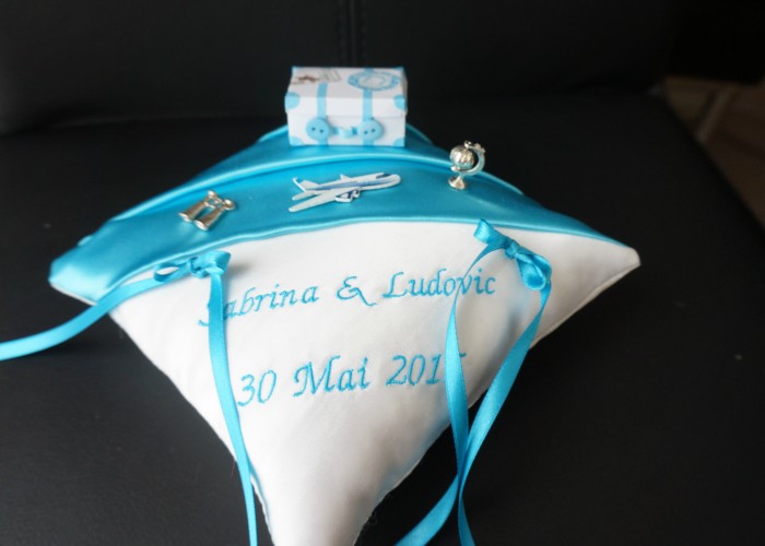 Ref 7J
Coussin d'alliance theme voyage
Coussin d'alliance bleu turquoise et blanc
Valise, et accessoires 40€