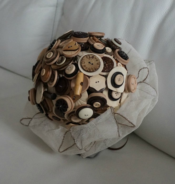 Bouquet de boutons en bois thème champêtre , ivoire et marron
Matière naturel boutons en bois .
60 jours de délai
18cm + pétales 24cm de diametre
Tarif selon dimension et theme