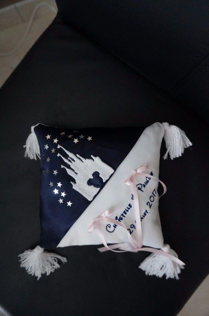 Ref 143
Coussin d'alliance féerie de Disney en bleu marine et rose
Broderie château et pompons , coussin 18x18cm
44€