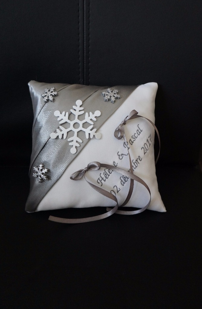 Ref 152
Coussin d'alliance flocon de neige mariage theme hiver
Gris et blanc, drapé en satin
Coussin 18x18cm
38€