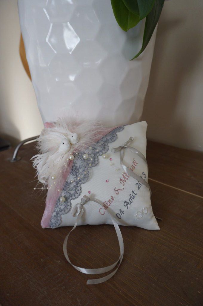 Ref 151
Coussin d’alliance rose et gris
Base ivoire dentelle grise mini colombes et perles, strass
Coussin 18x18cm
42€