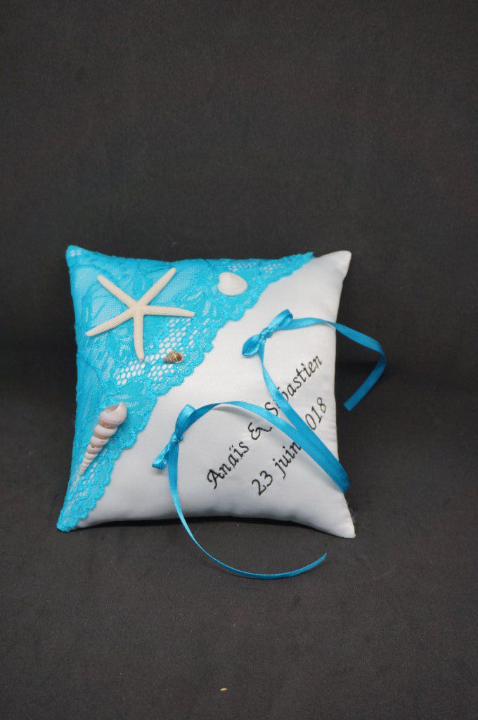 Ref 16S
Coussin d'alliance turquoise en dentelle , mariage coquillages,
Base blanche, broderie noir
Coussin 18x18cm étoile de mer
40€